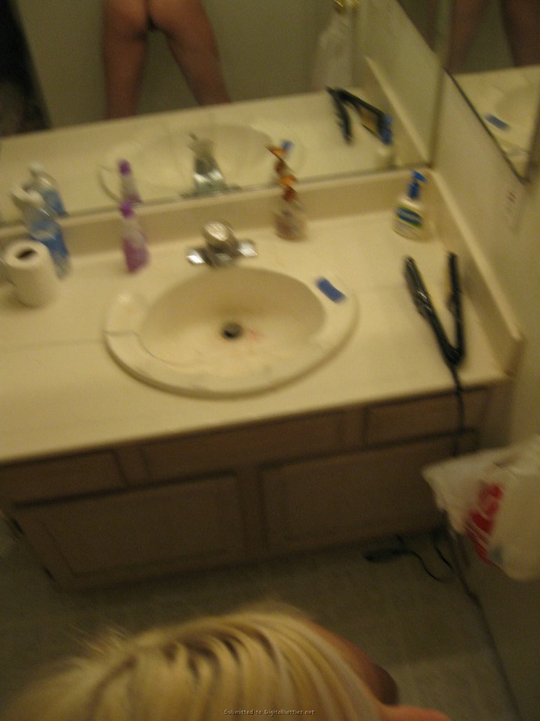 Голая блондиночка обожает делать селфи перед зеркалом 17 фотография