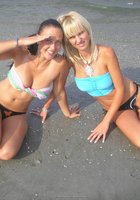 Две подружки отдыхают на пляже с голыми сиськами 7 фотография