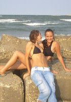 Две подружки отдыхают на пляже с голыми сиськами 13 фотография