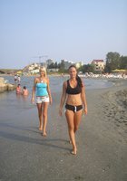 Две подружки отдыхают на пляже с голыми сиськами 16 фото