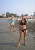Две подружки отдыхают на пляже с голыми сиськами 15 фото