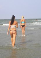 Две подружки отдыхают на пляже с голыми сиськами 8 фотография