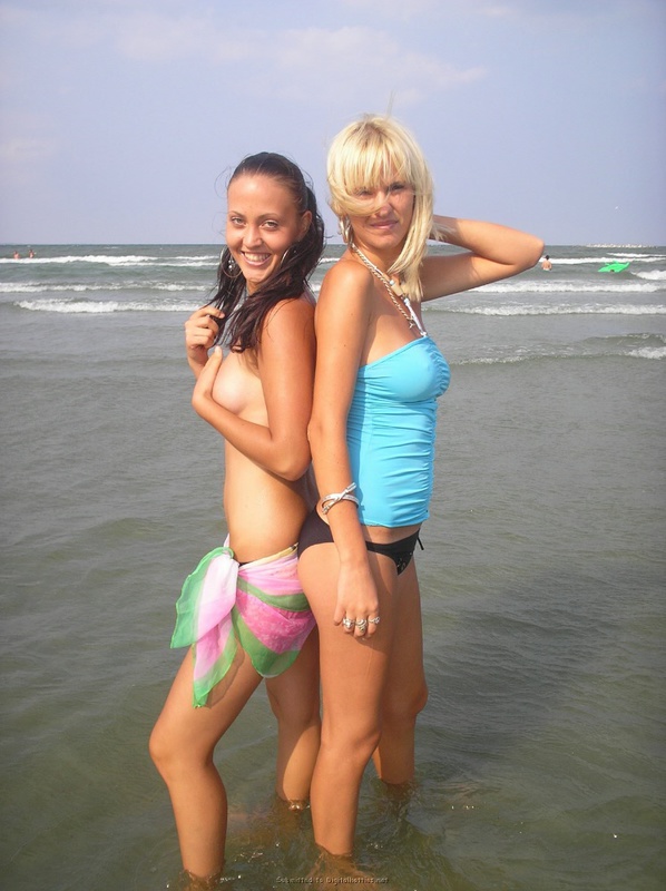 Две подружки отдыхают на пляже с голыми сиськами 6 фотография