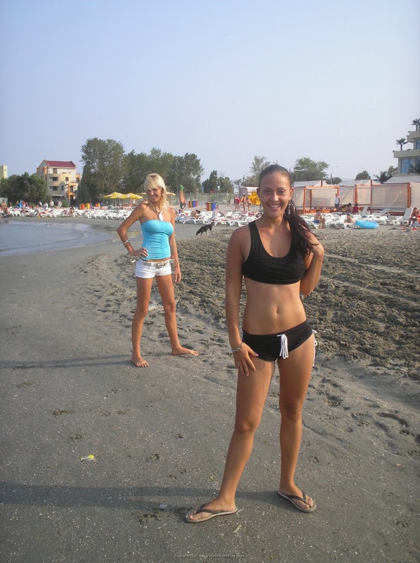 Две подружки отдыхают на пляже с голыми сиськами 15 фотография