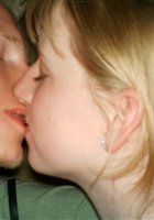 Семейная пара целуется на диване 17 фотография