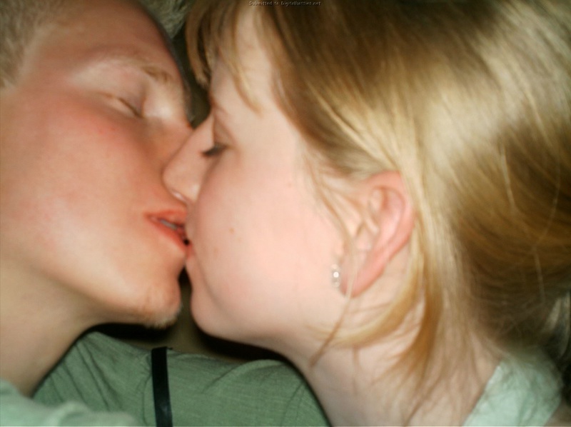 Семейная пара целуется на диване 17 фотография