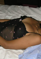 Индийская молодуха лежит в постели ожидая секс 5 фотография
