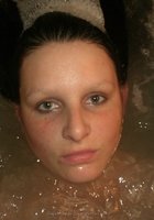 Ольга моет киску в ванной 3 фото