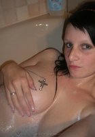 Ольга моет киску в ванной 4 фото