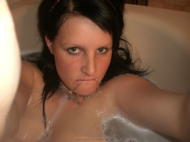 Ольга моет киску в ванной 6 фотография