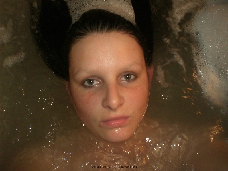 Ольга моет киску в ванной 3 фотография