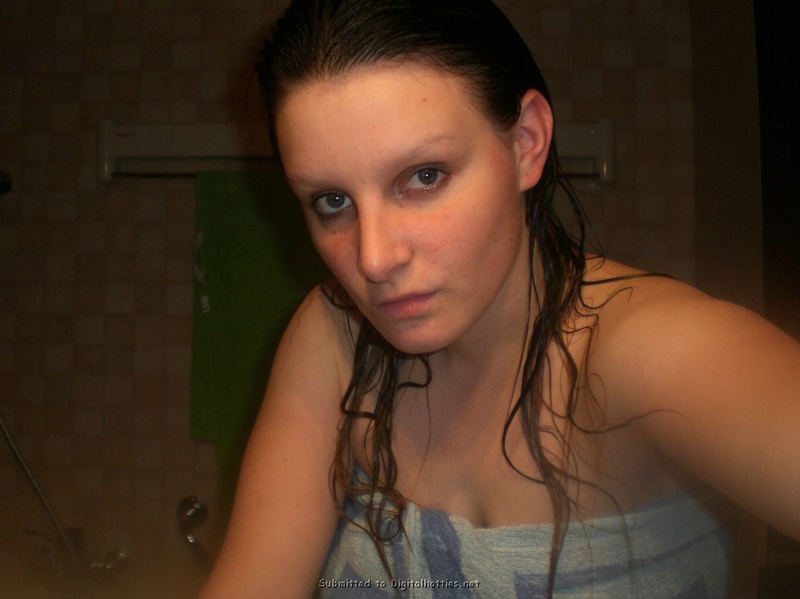 Ольга моет киску в ванной 1 фотография