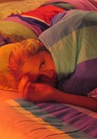 Лежа на постели блондинка мастурбирует киску 1 фото