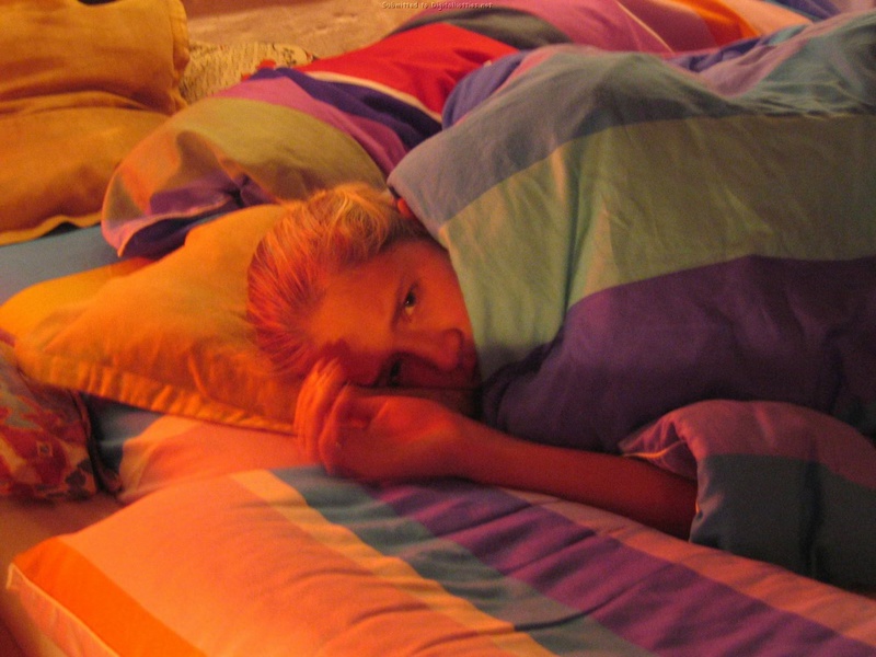 Лежа на постели блондинка мастурбирует киску 1 фотография
