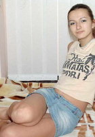 Молоденькая Настя плавно оголяет свои эрогенные зоны сидя на полу 1 фотография