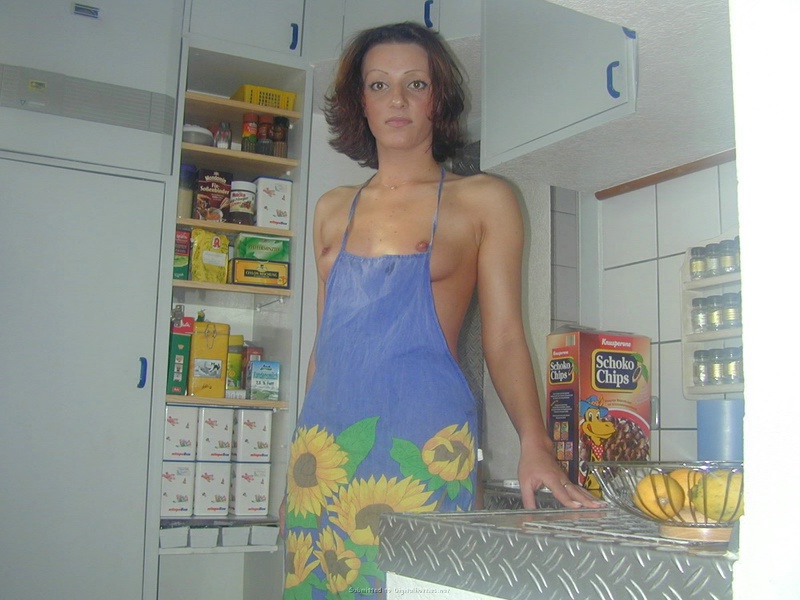 Милфа на кухне сидит в фартуке на голое тело 5 фотография