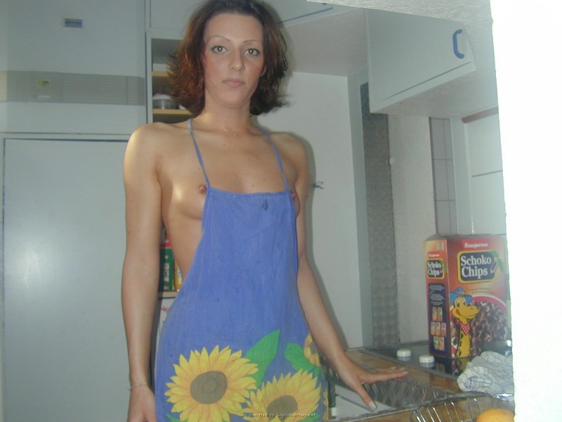 Милфа на кухне сидит в фартуке на голое тело 3 фотография