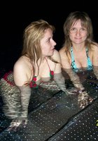 Две подруги купаются в бассейне 8 фотография