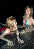 Две подруги купаются в бассейне 10 фото