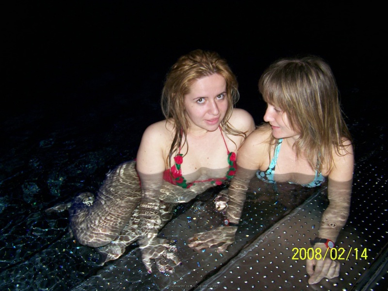 Две подруги купаются в бассейне 7 фотография