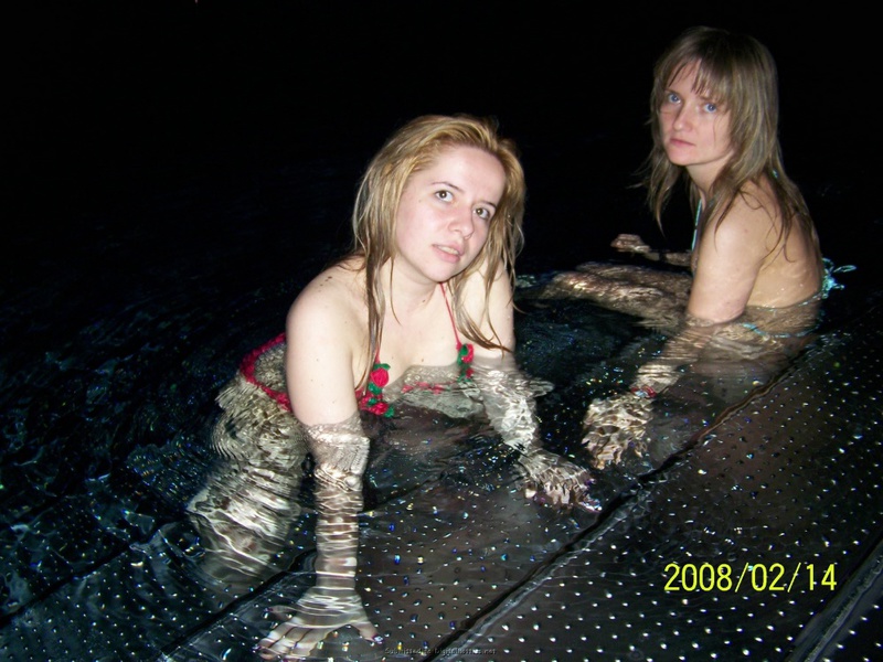 Две подруги купаются в бассейне 9 фотография