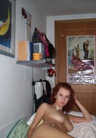 Рыженькая подруга оголила упругие буфера в свое комнате 20 фотография