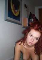 Рыженькая подруга оголила упругие буфера в свое комнате 21 фото