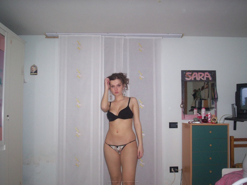 Рыженькая подруга оголила упругие буфера в свое комнате 3 фотография