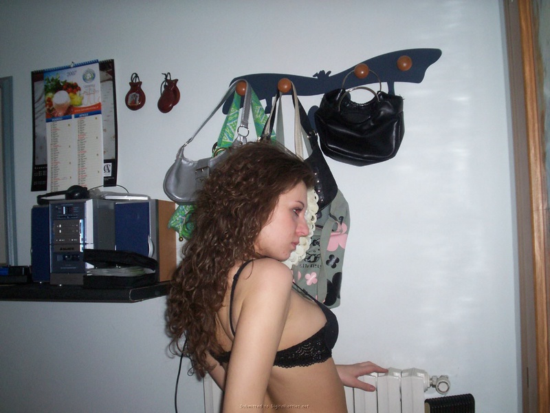 Рыженькая подруга оголила упругие буфера в свое комнате 2 фотография