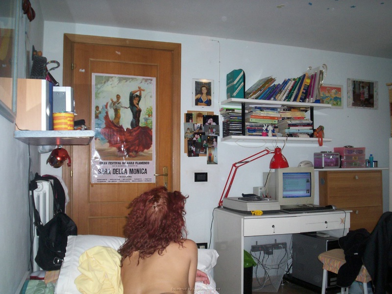 Рыженькая подруга оголила упругие буфера в свое комнате 19 фотография