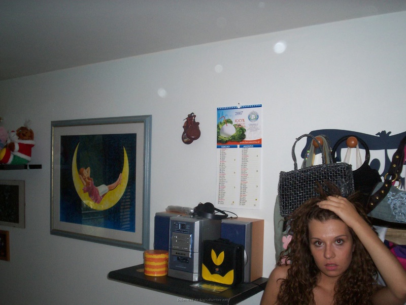 Рыженькая подруга оголила упругие буфера в свое комнате 7 фотография