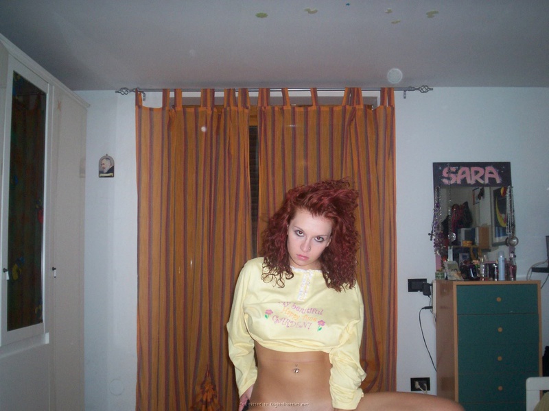 Рыженькая подруга оголила упругие буфера в свое комнате 29 фотография