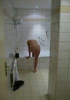 Блондиночка готовиться идти в ванную 5 фото