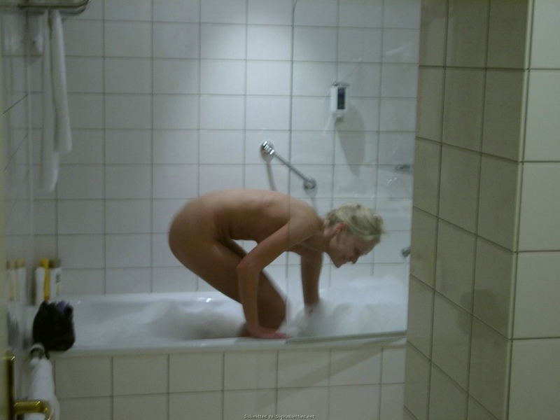 Блондиночка готовиться идти в ванную 17 фотография