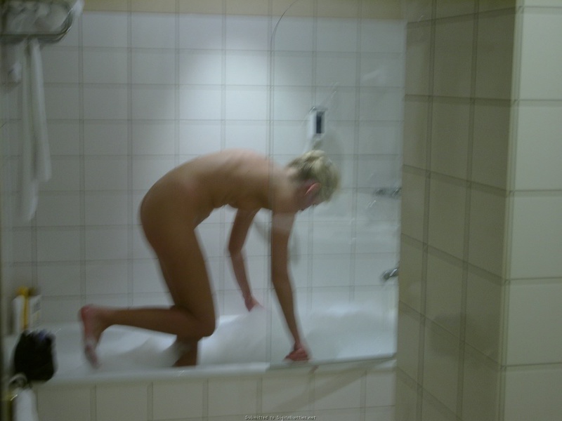 Блондиночка готовиться идти в ванную 4 фотография