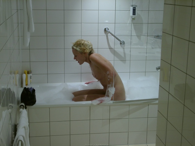 Блондиночка готовиться идти в ванную 19 фотография