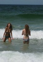 Лесбухи веселятся на пляже топлес 3 фотография