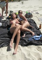 Лесбухи веселятся на пляже топлес 2 фотография
