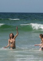 Лесбухи веселятся на пляже топлес 4 фото