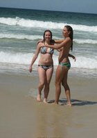 Лесбухи веселятся на пляже топлес 24 фотография