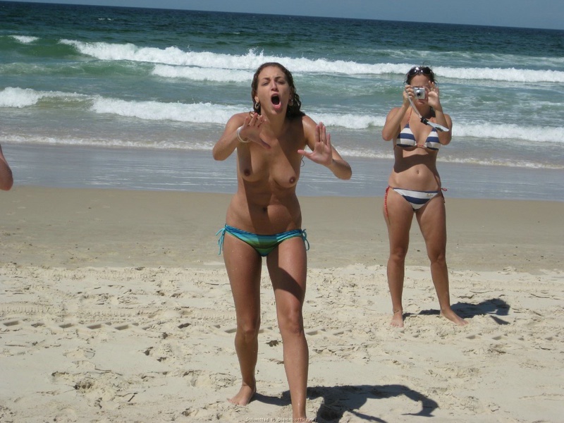 Лесбухи веселятся на пляже топлес 8 фотография