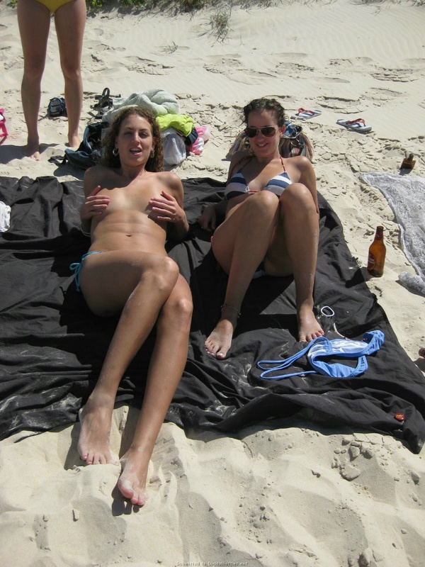 Лесбухи веселятся на пляже топлес 16 фотография