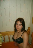 Молодая Оля позирует в черном белье дома у подруги 10 фото