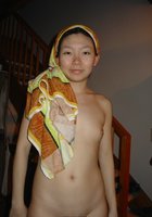 Молодая азиатка сосет член сожителя с утра 8 фотография