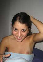 Армянка светит волосатой мандой в спальне 3 фото