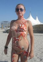Киевлянка на фестивале разрисовала голое тело 22 фото