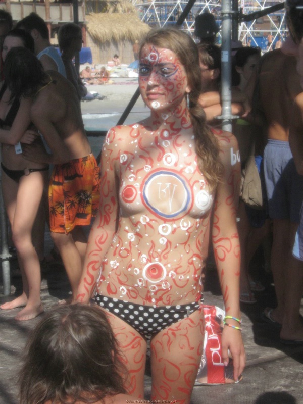 Киевлянка на фестивале разрисовала голое тело 15 фотография