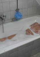 Молодая чика купается в ванной 4 фотография