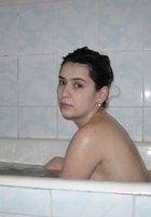 Армянка моет голое тело в ванной 1 фотография