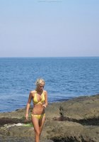 Загорелая блондиночка вернулась в купальнике с пляжа 2 фото